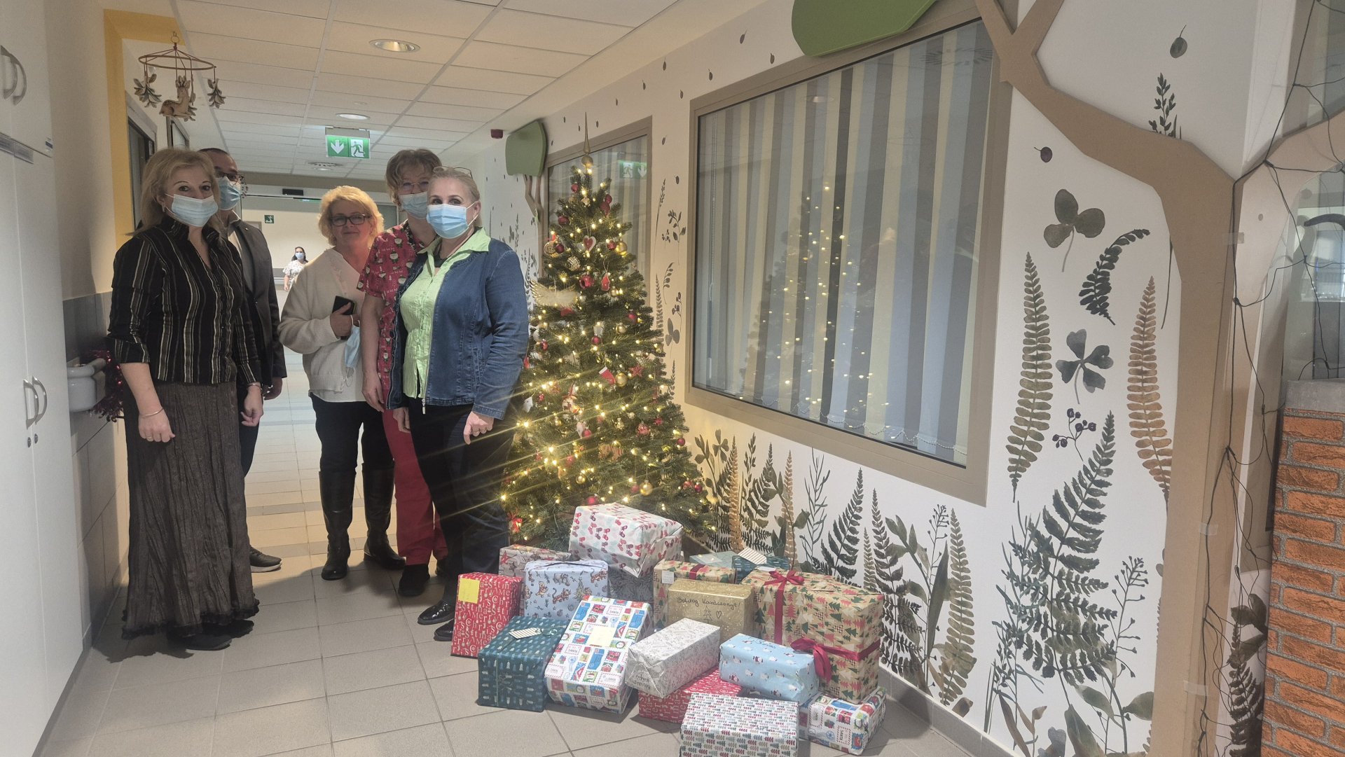 Ajándékcsomagok az újszülött és gyermekosztály lakóinak